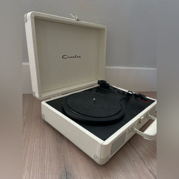 CROSLEY Cruiser Urban Outfitters Record/Media Player - Picture 2 of 6